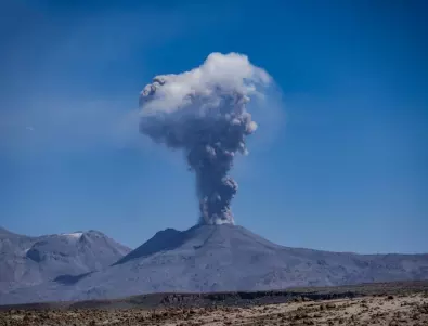 Вулканът Попокатепетъл в Мексико изхвърля газ, дим и пепел (ВИДЕО)