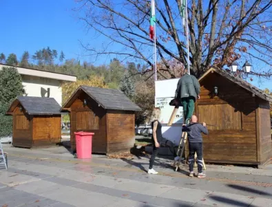 Община Трявна подменя покривите на коледните къщички