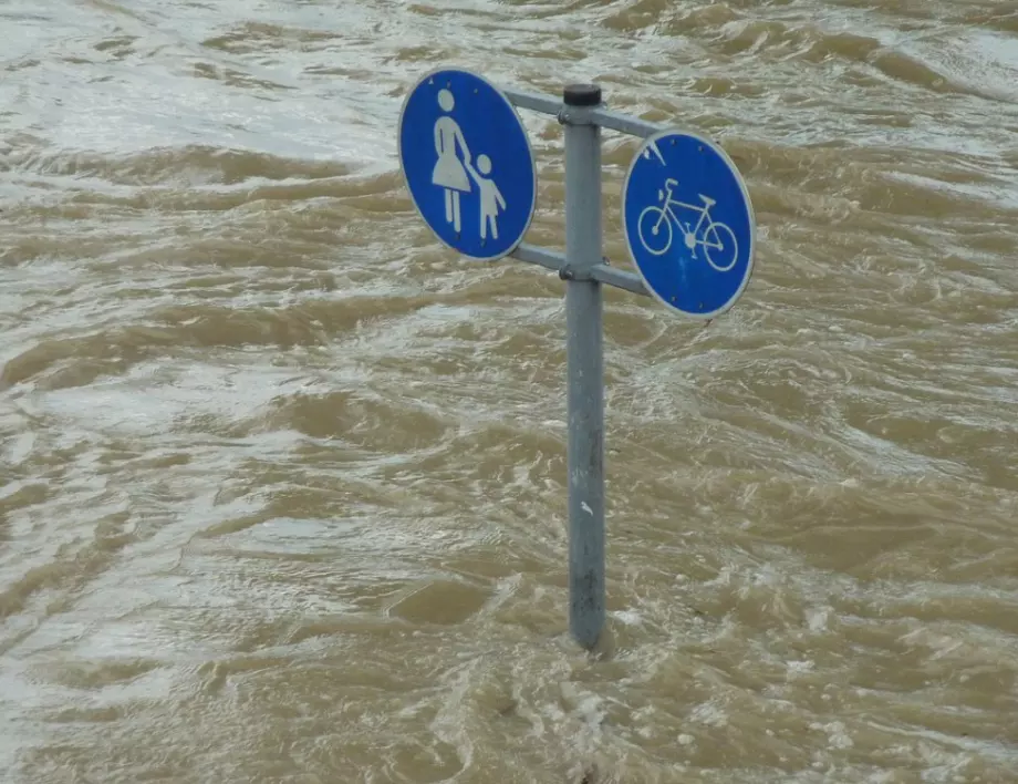 Силна буря наводни улици в Стара Загора (ВИДЕО)
