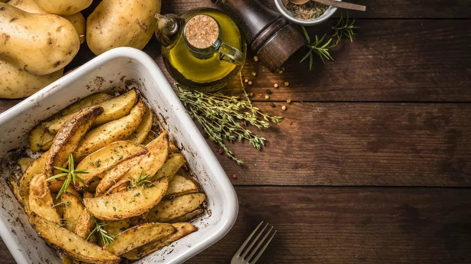 Чудни и лесни картофки с чесън на фурна
