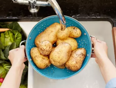 НЕ хвърляйте обелките от картофи! Ето за какво може да ги използвате