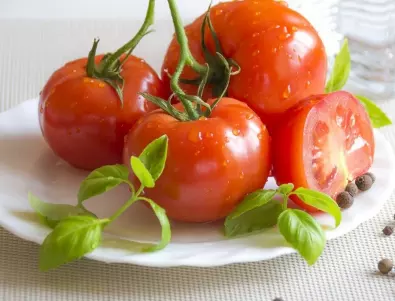 Лекар: Яжте доматите с това, за да са още по-полезни