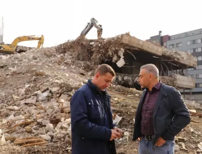 Събарят недовършената сграда на „13 века България“ до пролетта на 2022 г.