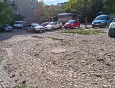 Междублоково пространство в Асеновград се превръща в парк