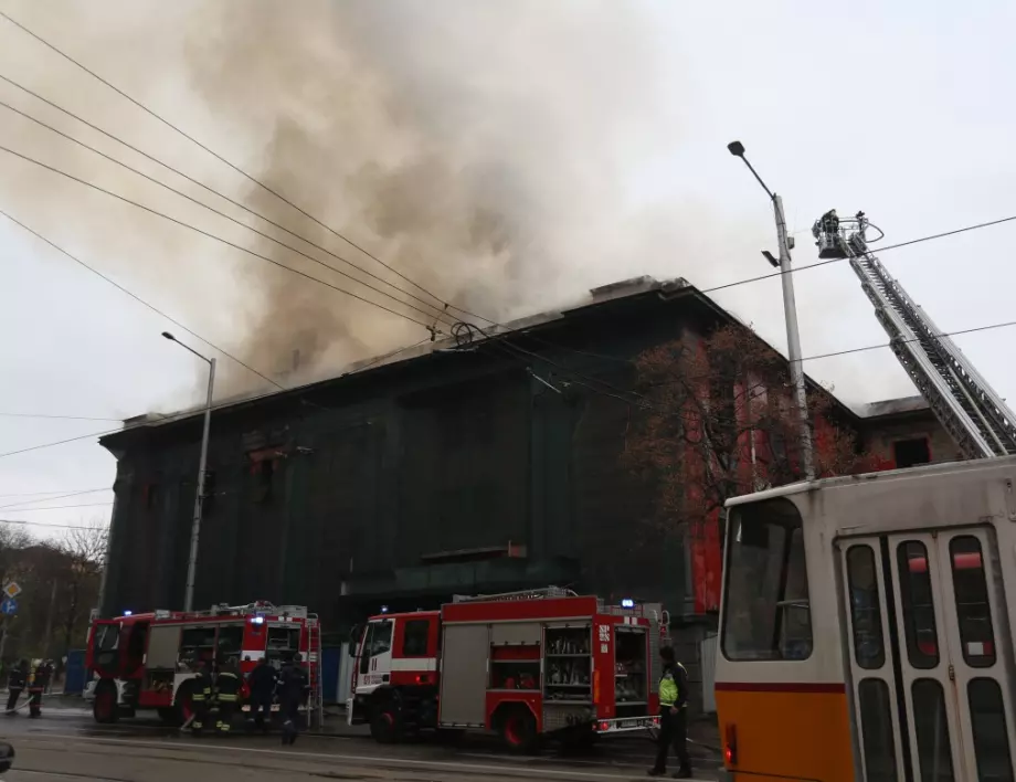 Пожар в сградата, където беше кино "Възраждане" и "Син Сити" в София (ВИДЕО)
