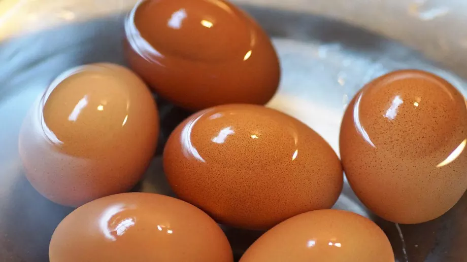 Трик, с който бързо да обелиш сварените яйца
