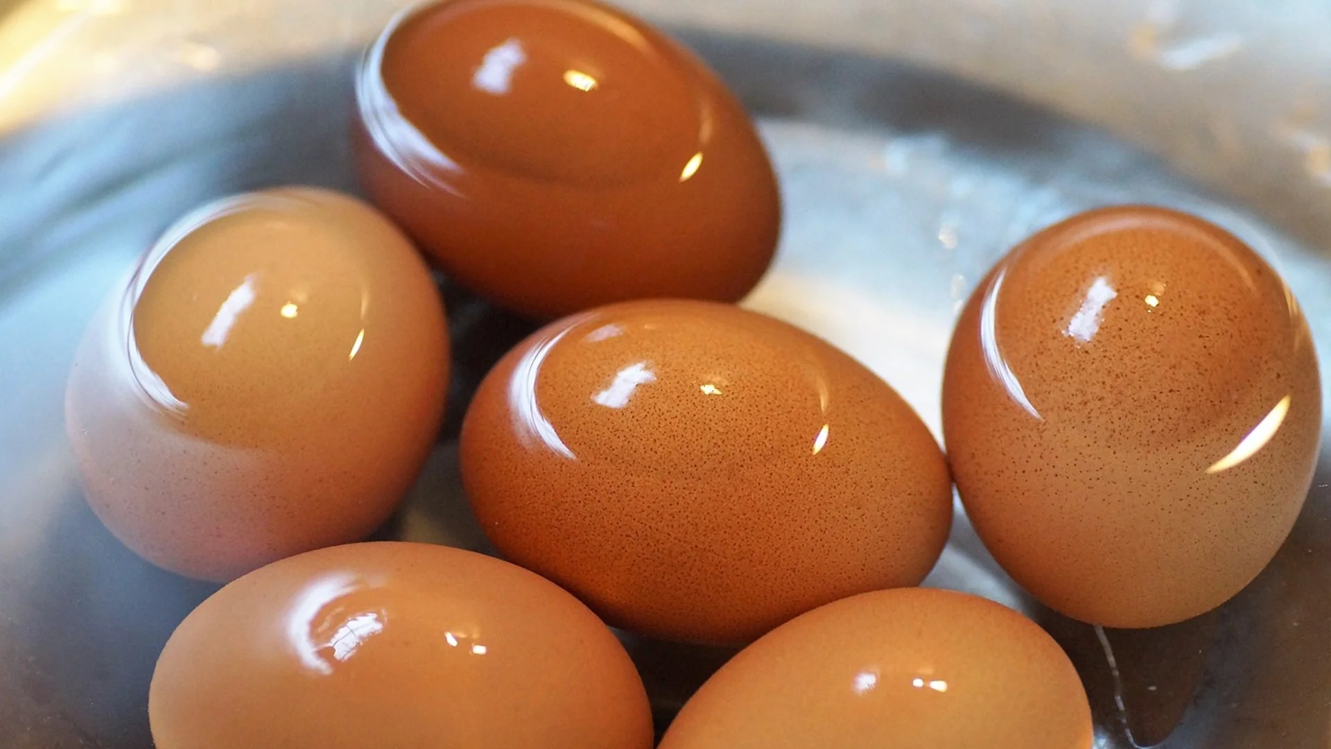 С този прост трик ще разберете дали яйцето е твърдо сварено
