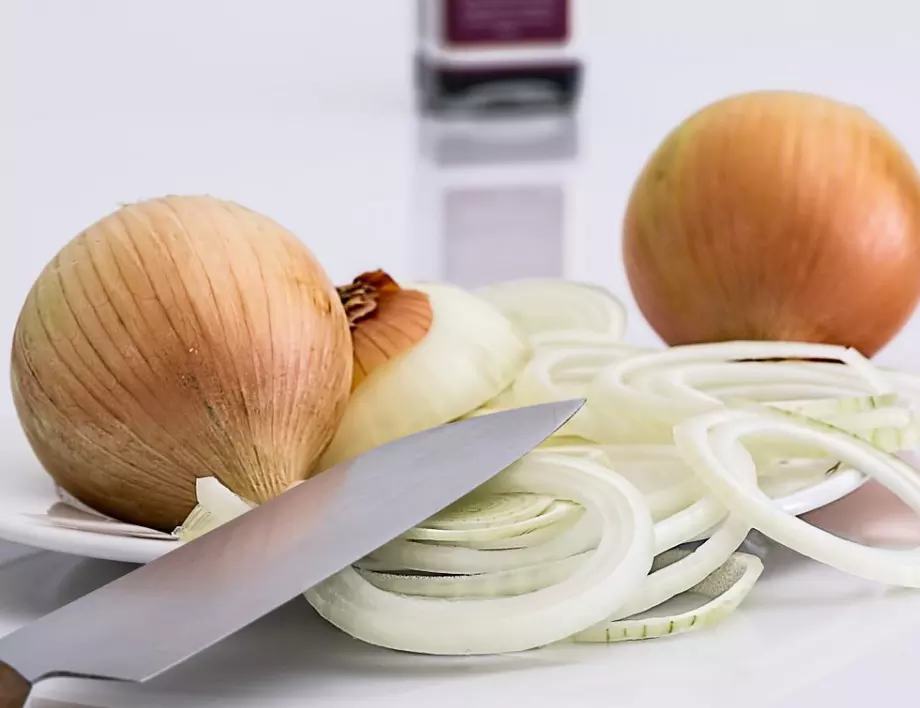 Защо всички започнаха да си слагат ЛУК в чорапите? Това ще ви изуми!