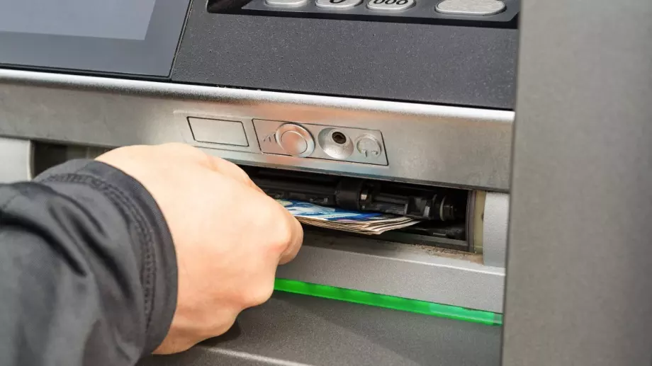 Задължително погледнете това преди да теглите пари от банкомат