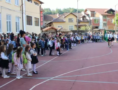 12 от общо 15 паралелки от 1 до 4 клас се връщат на училище в Трявна