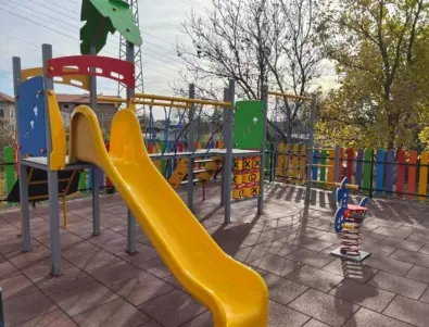Откриха две нови детски площадки в община Костинброд