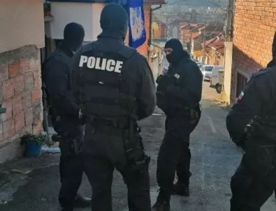 След щурма на хотел с жрици на любовта: Полицията в Благоевград арестува 10 души