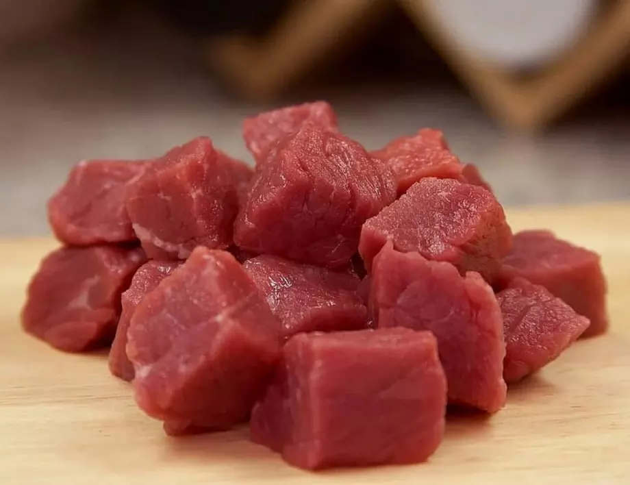 С този трик ще размразите месото само за 10 минути и вкусът му ще се запази