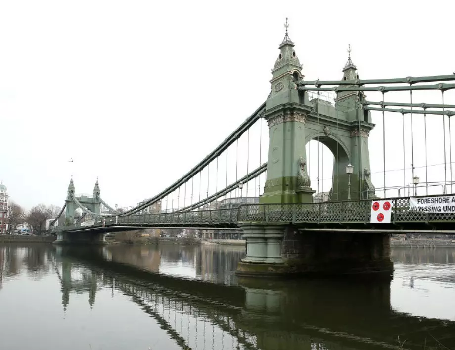 Чакаш по 30 часа за линейка: болниците във Великобритания са в криза