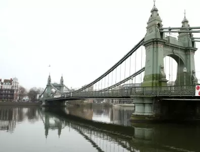Коя емблематична река минава през Лондон?