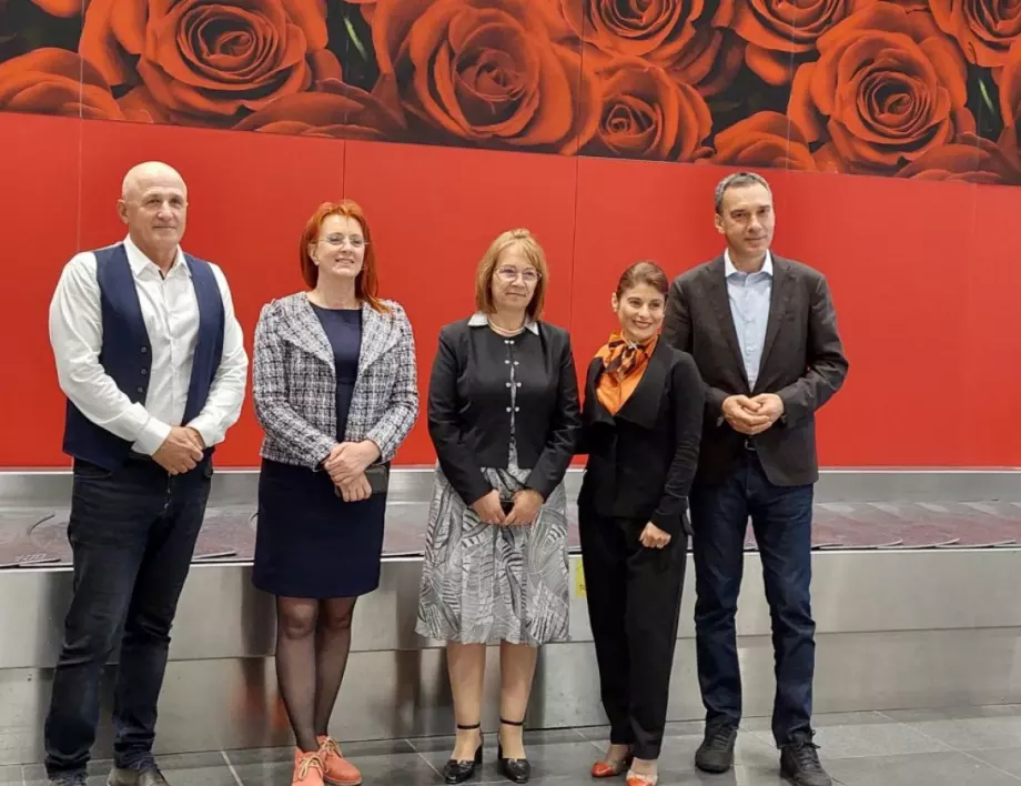 Над 150 казанлъшки рози ще радват посетителите на летище Бургас