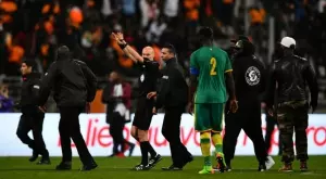 Най-лудата съдийска изцепка: Ритник и червен картон от рефер в Лига 1 (ВИДЕО)