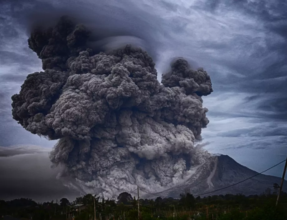 Индонезийският вулкан изригва още дим и пепел (ВИДЕО)