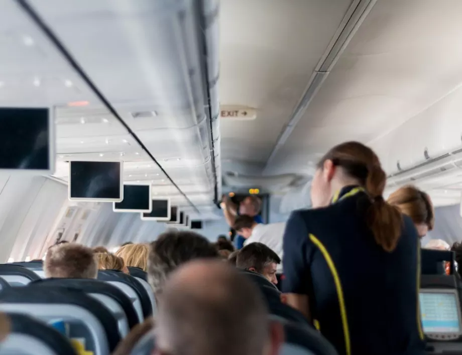 Тайните, които СТЮАРДЕСИТЕ крият от пасажерите в самолета