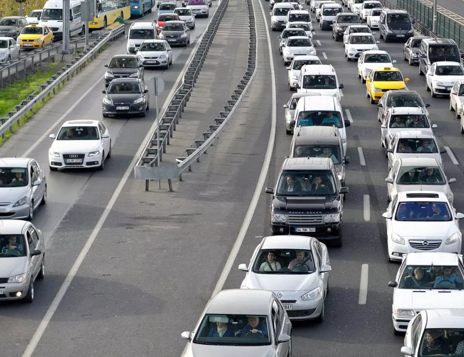 Километрични опашки от автомобили по основни пътища в страната