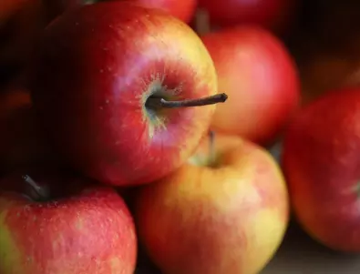 Лекар: Хората с тези заболявания могат да ядат ябълки само по този начин