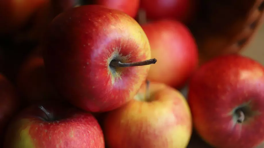 Защо не е полезно да ядете ябълки след хранене?