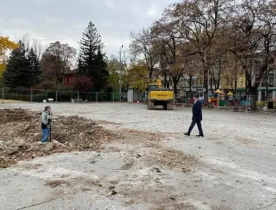 Започна ремонтът на площада, читалището и лятното кино в Стамболийски