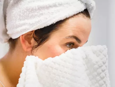 Вредно ли е да спим с мокра коса?