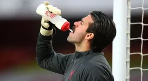 Груба грешка на Алисон коства пореден гол във вратата на Ливърпул (ВИДЕО)