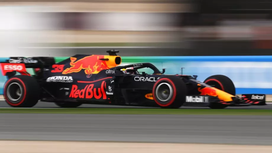 Формула 1: Макс Верстапен отвори близо секунда на Хамилтън в първата тренировка в Катар