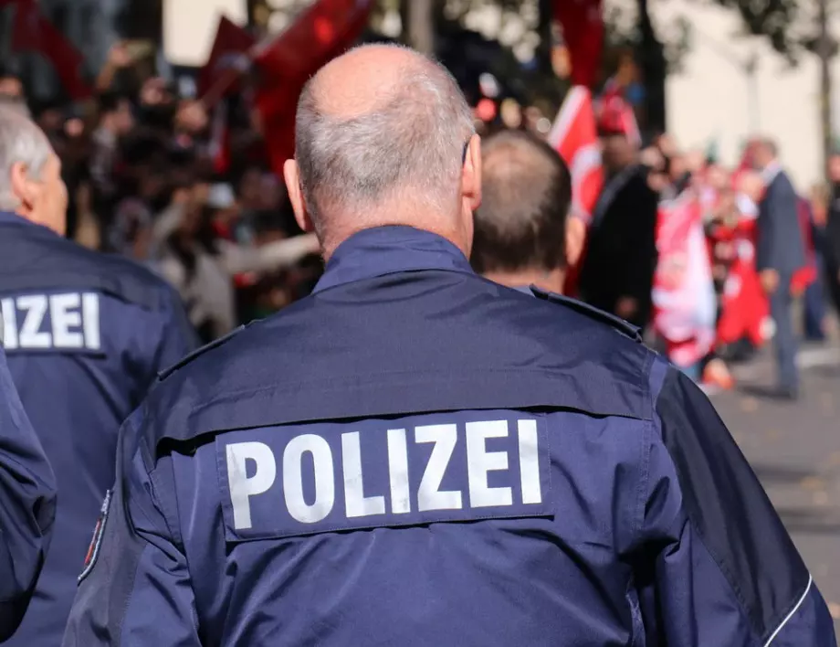 Полицаи и военни се включват в мегапротест срещу зеления сертификат в Австрия