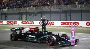 Хамилтън изпревари Верстапен и спечели полпозишън за Гран При на Катар (ВИДЕО)