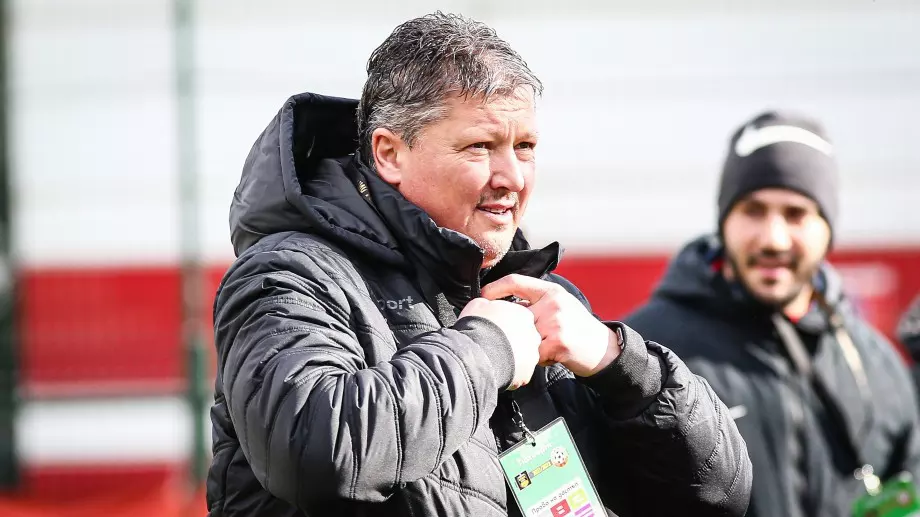 Два отбора от Първа лига ще спорят помежду си за услугите на Любослав Пенев