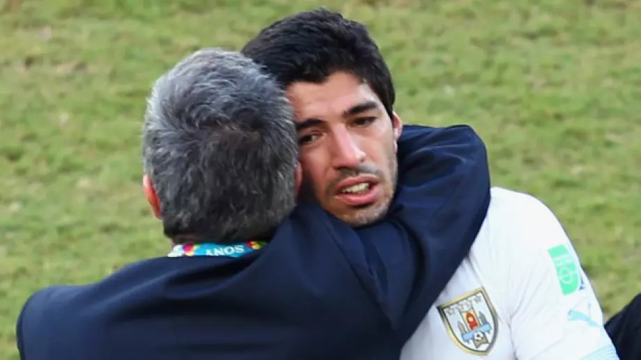 Луис Суарес написа емоционален пост за "довиждане" с уволнения треньор на Уругвай Оскар Табарес