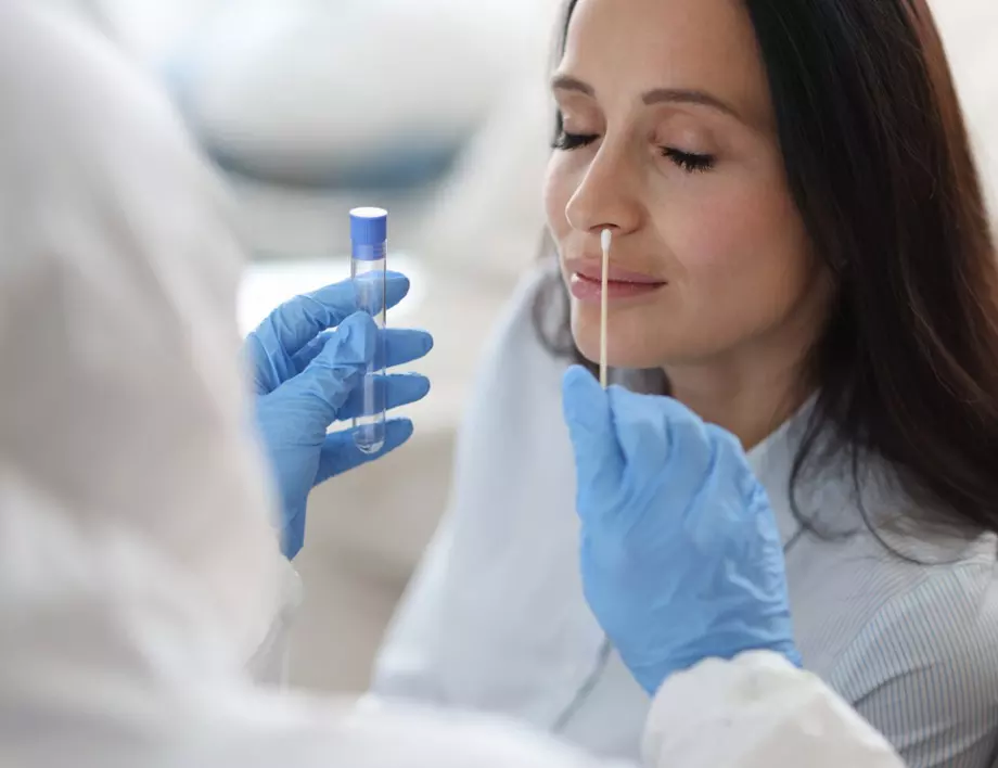 Вирусолози: Антигенните тестове са с по-ниска чувствителност при "Омикрон"