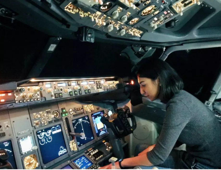 Първата жена пилот на Афганистан, която търси по-доброто си бъдеще в България (СНИМКИ)