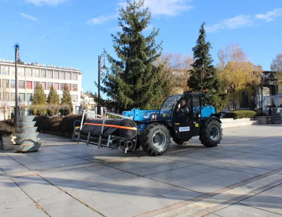 Започна монтирането на ледена пързалка в Самоков