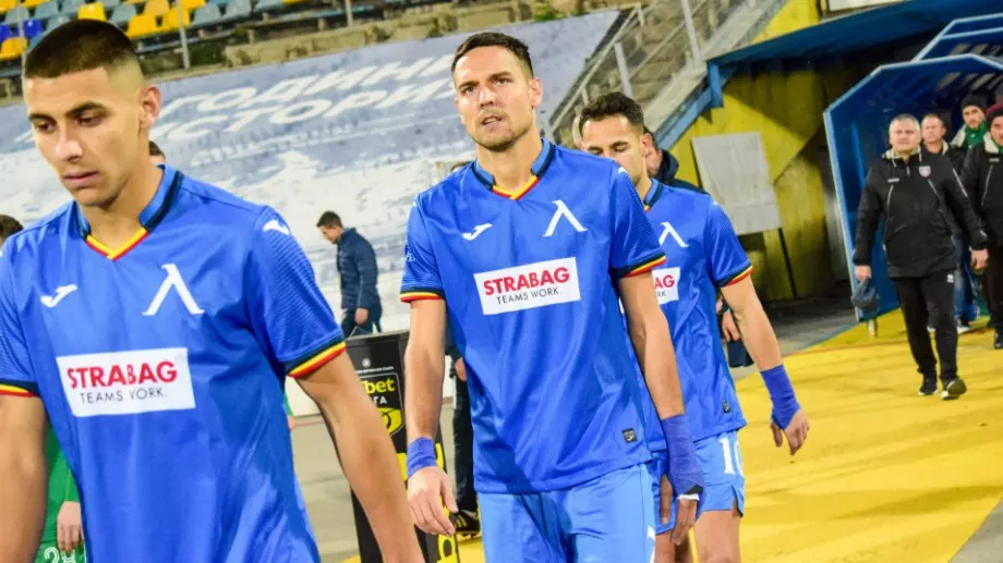 За двама футболисти на Левски почивката приключи - тренират извънредно на "Герена"