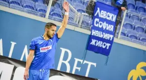 Батман и Робин на фона на българското знаме и емблемата на Левски: Магазин за детски бутонки посрещна Цонев и Петков (СНИМКА)