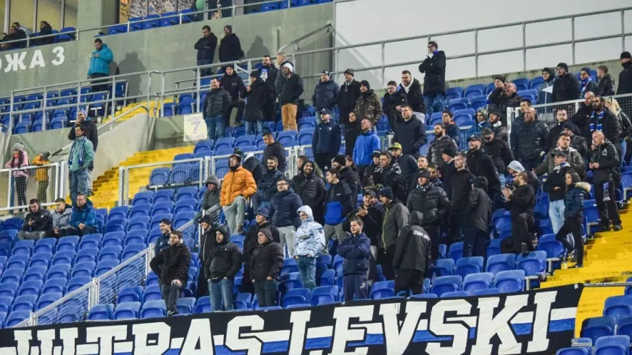 Феновете на Левски нахлуват на стадиона на Царско село за мача