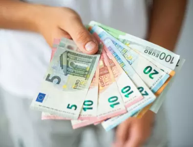 Вдигат минималната заплата във Франция заради инфлацията