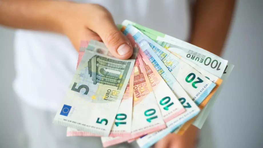 Вдигат минималната заплата във Франция заради инфлацията