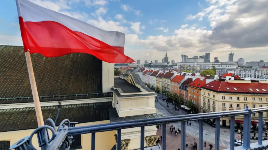Руският посланик в Полша залят с червена боя, докато се опитва да положи венец във Варшава (ВИДЕО)