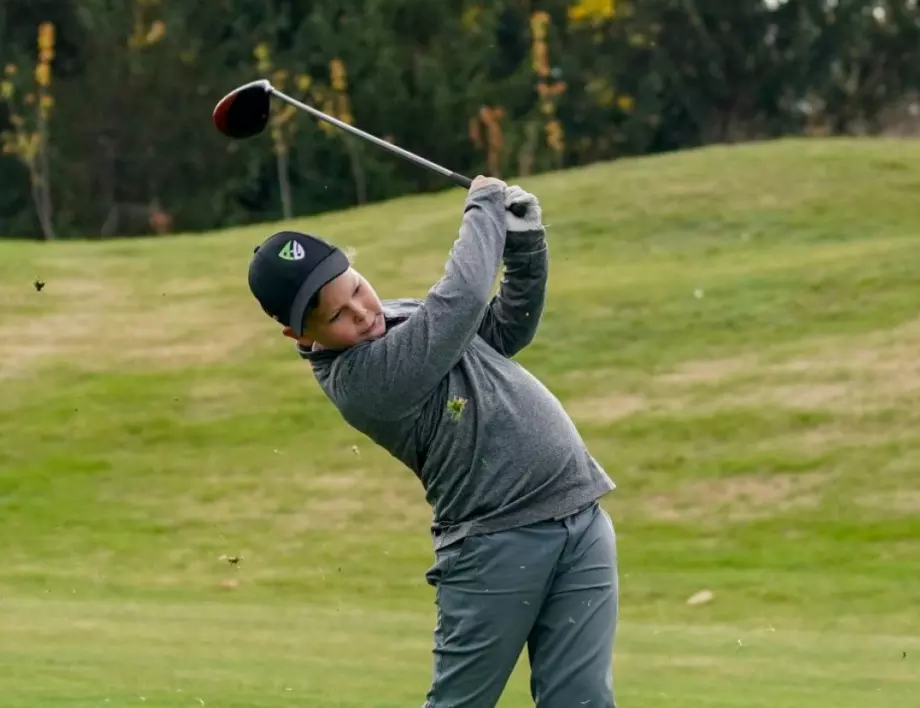 Денис Анзов от с. Равно поле спечели три турнира по голф през 2021 г. 