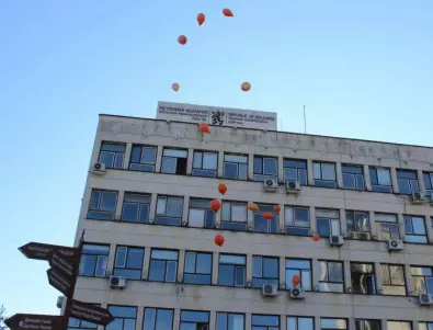 Оранжеви балони полетяха в небето над Габрово в знак на съпричастност срещу насилието над жени