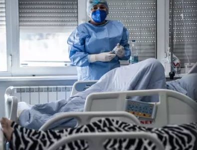 Изтощени от COVID-19 медицински работници стачкуват във Франция