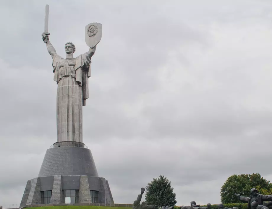Ще променят ли пола на скулптурата "Родина-мать" в Киев?