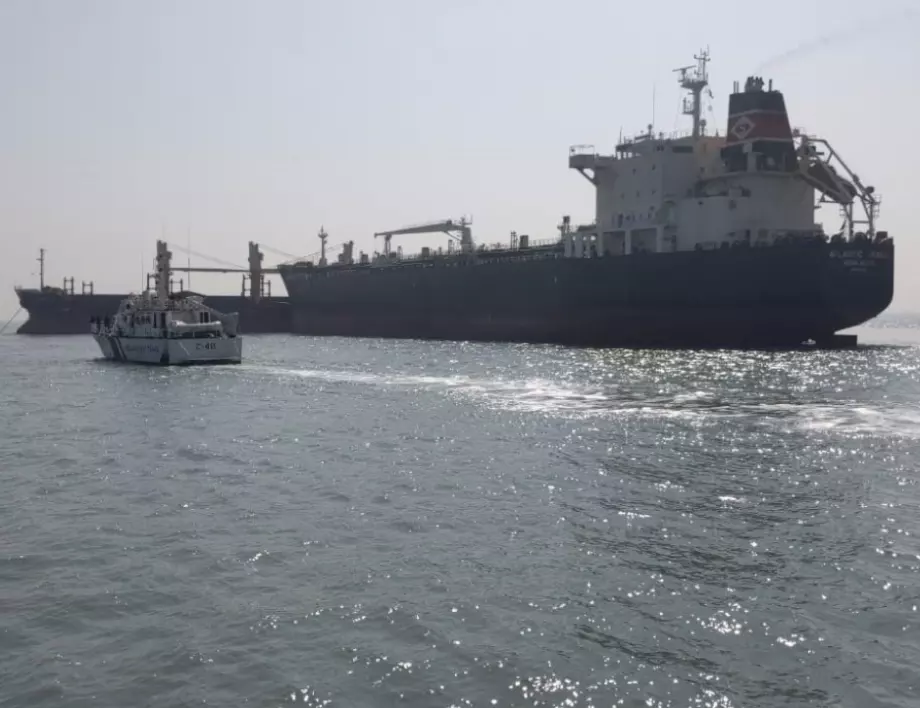 Два големи кораба се сблъскаха край бреговете на Индия (СНИМКИ)