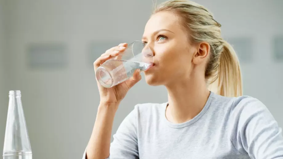 Лекар разкри колко вода трябва да пием, за да отслабнем