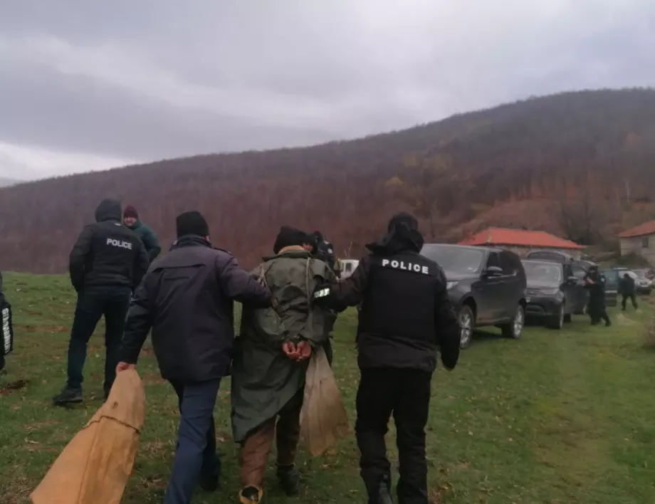След издирване с над 200 полицаи, барети и ловци: Кравар успява да залови опасния стрелец от Сърница